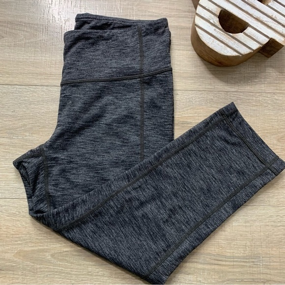Athleta Black Heather Gray Revelation Capri Leggings Size Medium - Picture 11 of 12